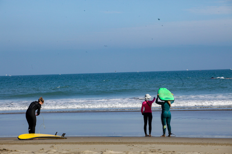 Surf Instructor giving instructions to student before going to the water in the best beginner spot in Peru North Shore